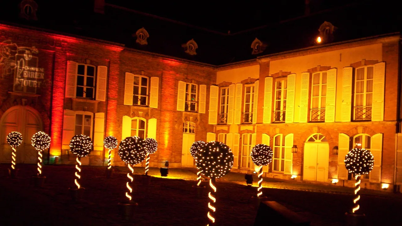 Illuminations des Habits de Lumière sur l'avenue de Champagne à Épernay