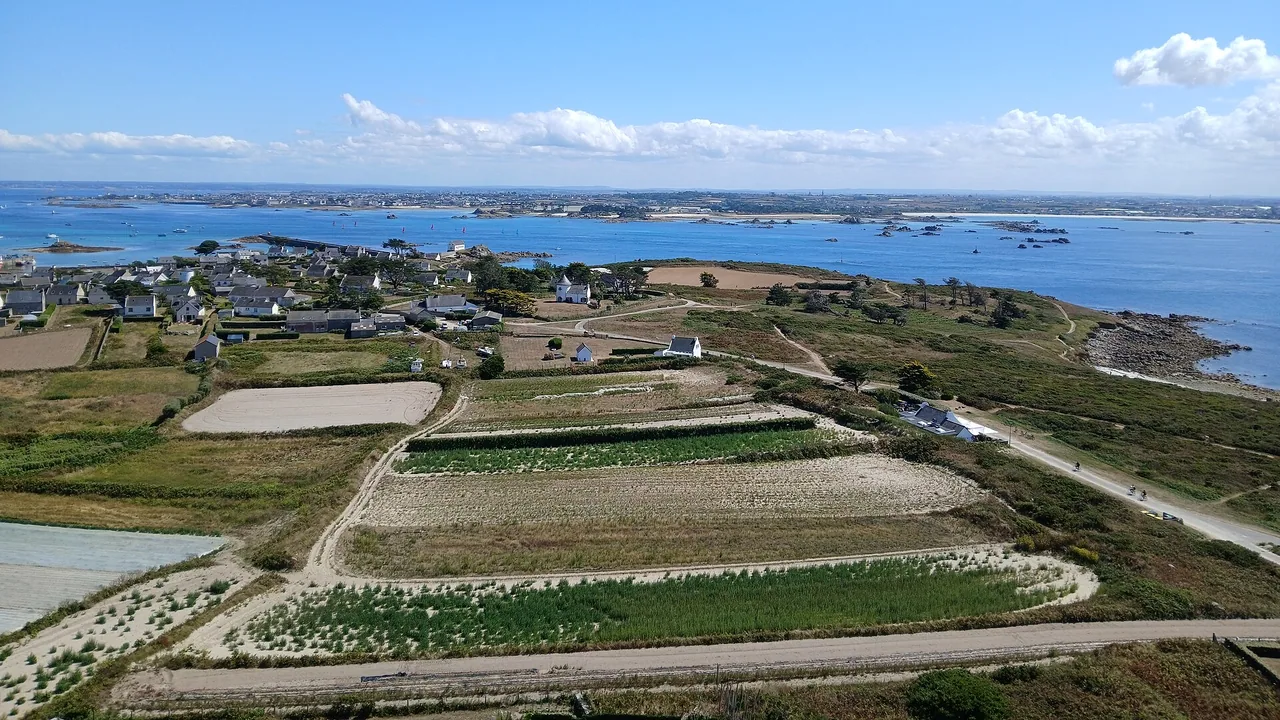 Vue de l'île de Batz avec Roscoff au second plan depuis le phare