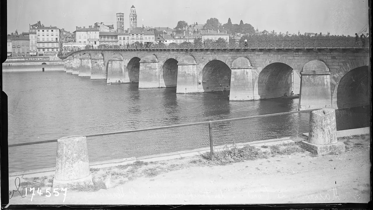 Pont Saint-Laurent et tours du Vieux-Saint-Vincent à Mâcon