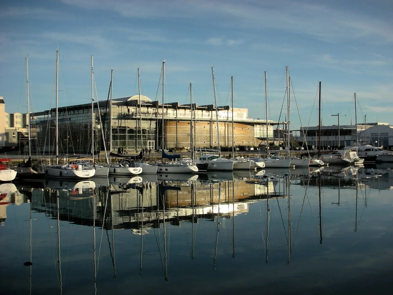 Le bâtiment de l'Aquarium de La Rochelle près du port