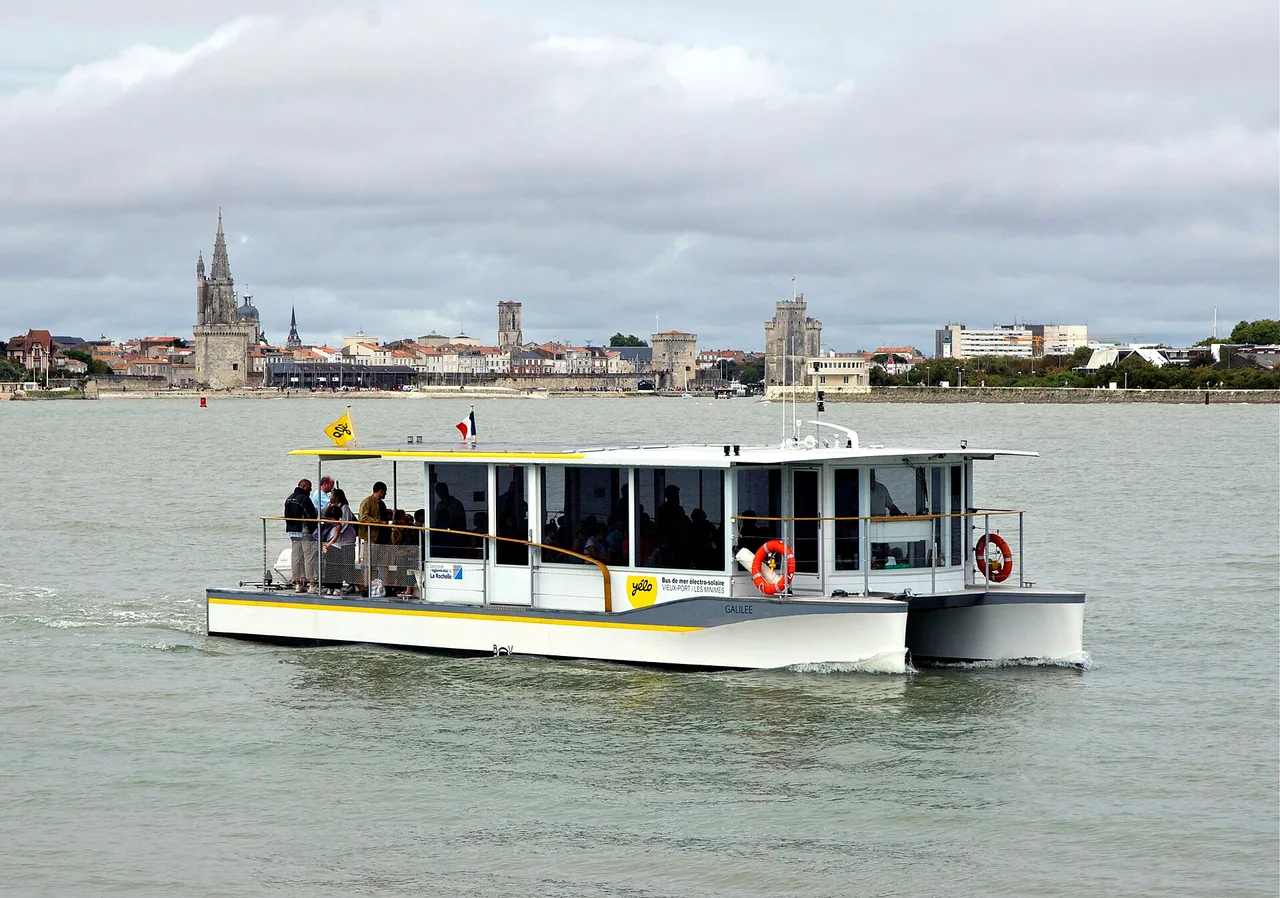 Un bus de mer électro-solaire à La Rochelle avec la ville en arrière-plan