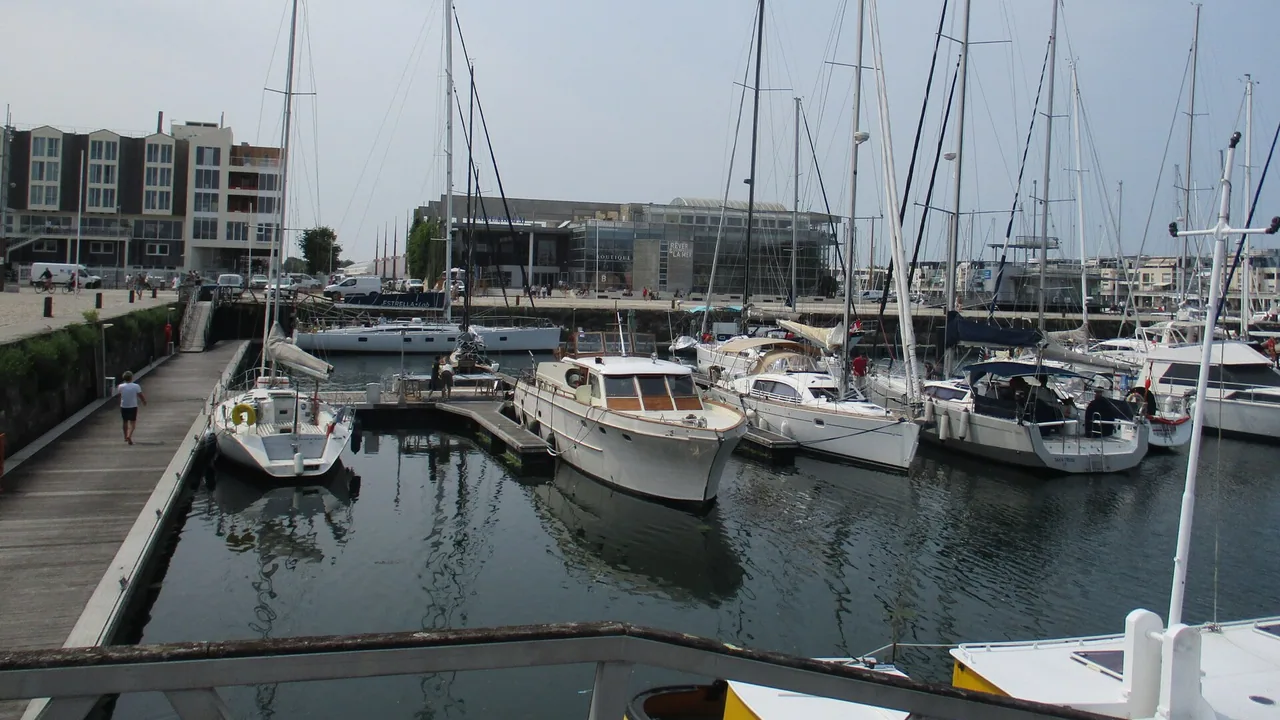 Le Vieux-Port de La Rochelle avec ses bateaux et ses quais