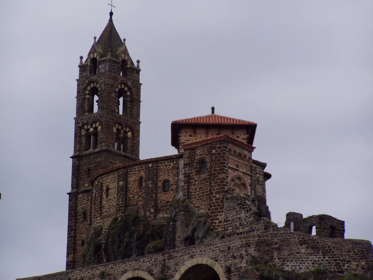 Chapelle Saint-Michel d'Aiguilhe sur son piton rocheux