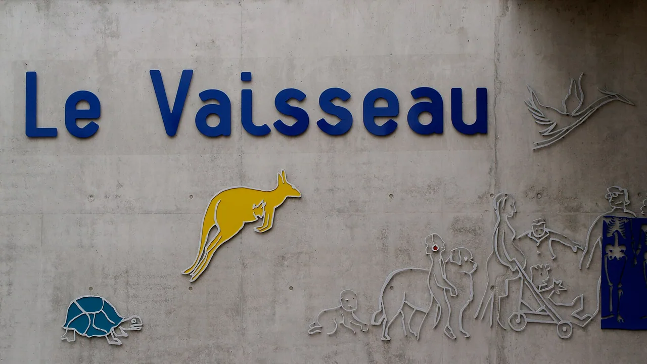 Frise et enseigne à l'entrée du Vaisseau à Strasbourg