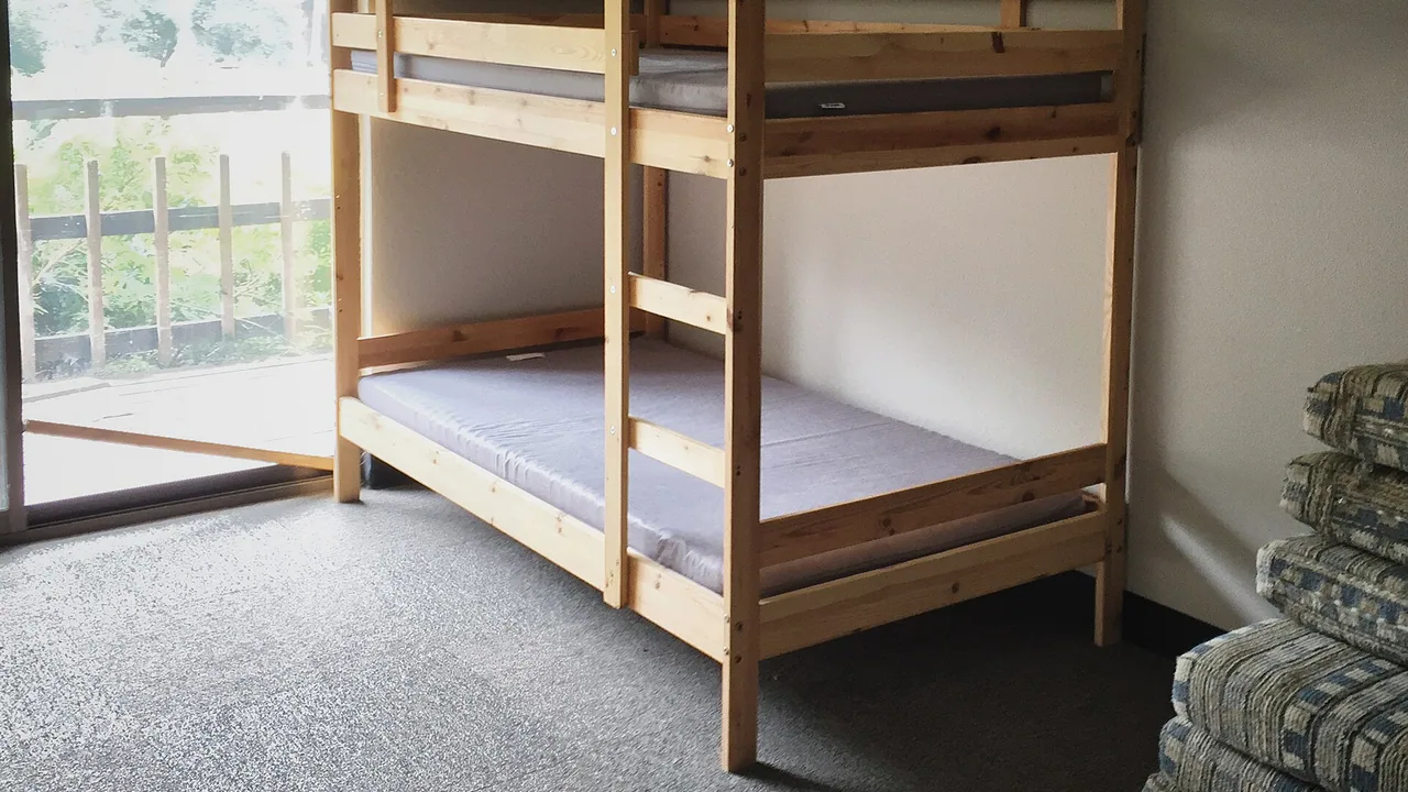 Lit superposé en bois avec échelle dans une chambre