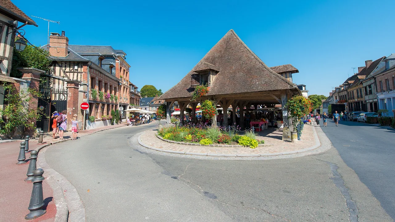Halle et centre du village de Lyons-la-Forêt en Normandie