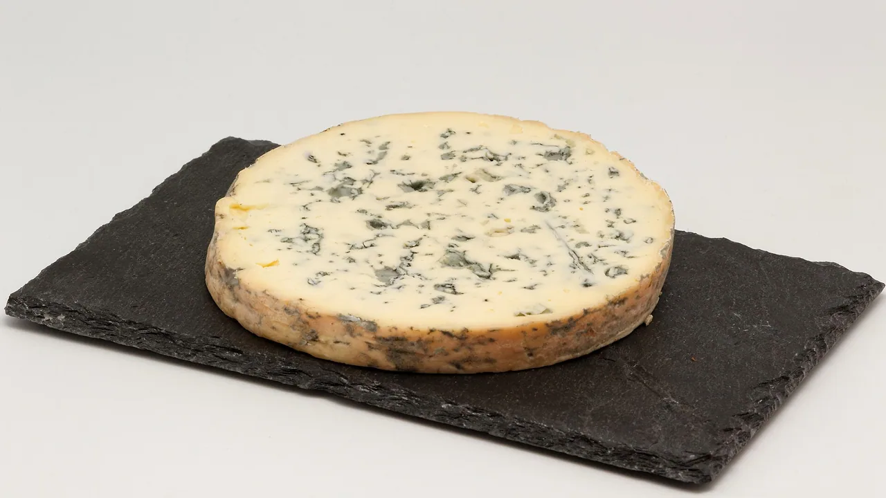 Fourme d'Ambert entière présentée sur une ardoise
