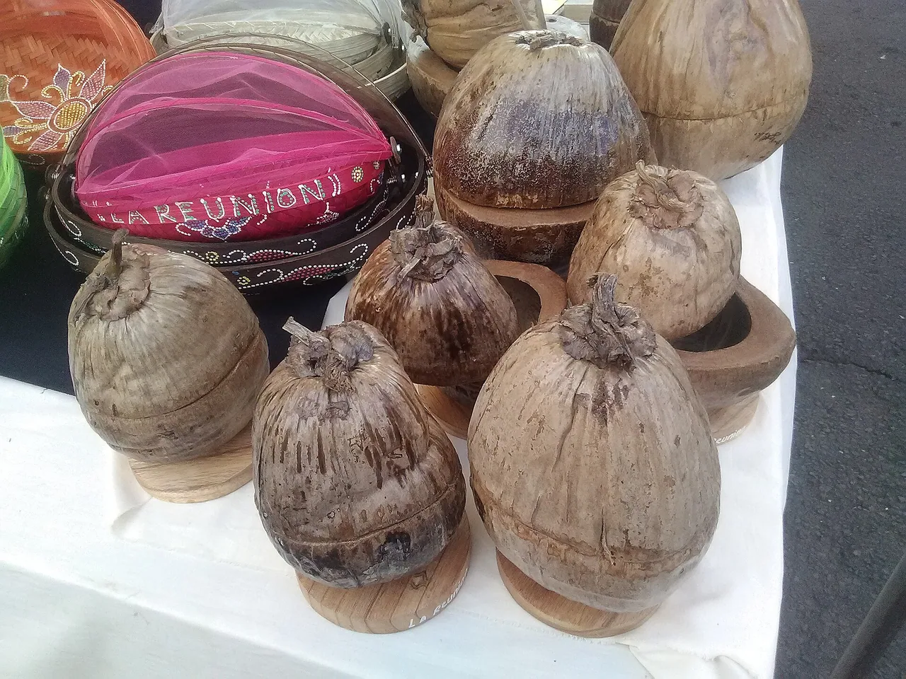 Contenants artisanaux fabriqués à partir de noix de coco à La Réunion