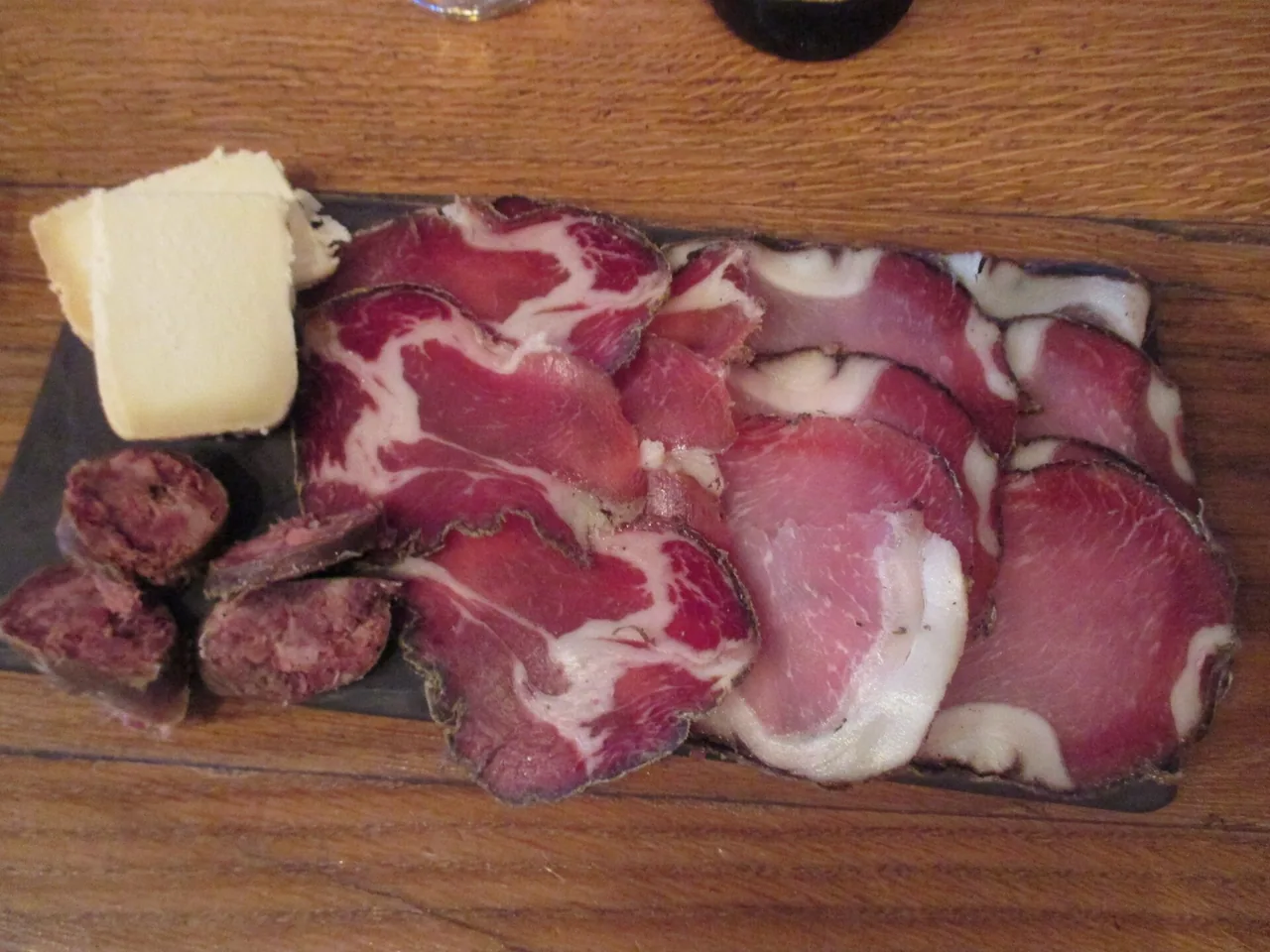 Planche de dégustation de fromage et de charcuterie corses