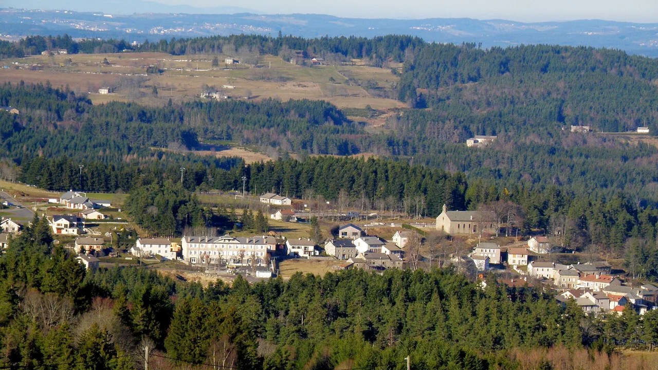 Vue du Mazet-Saint-Voy en Haute-Loire avec l’école communale et le temple