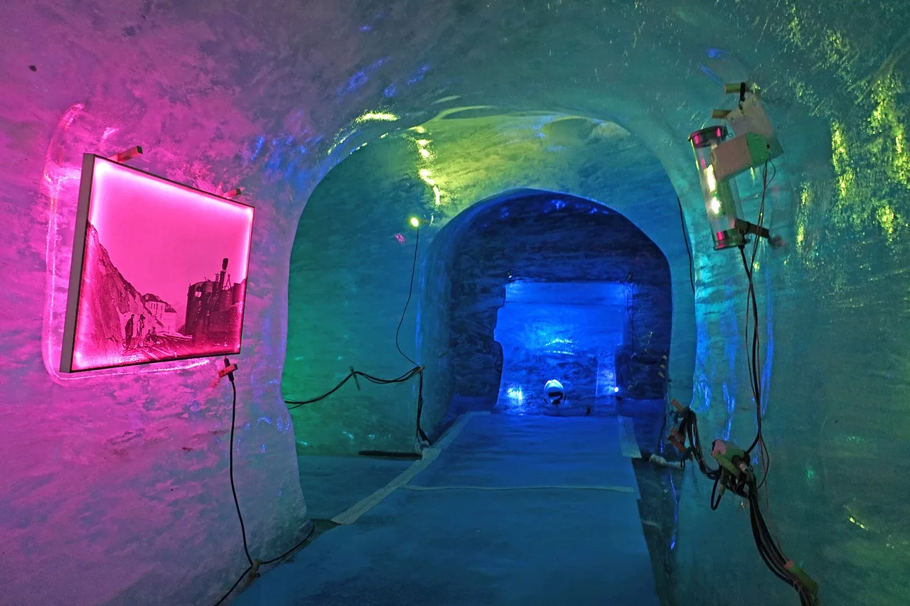 Intérieur de la grotte de glace de la Mer de Glace