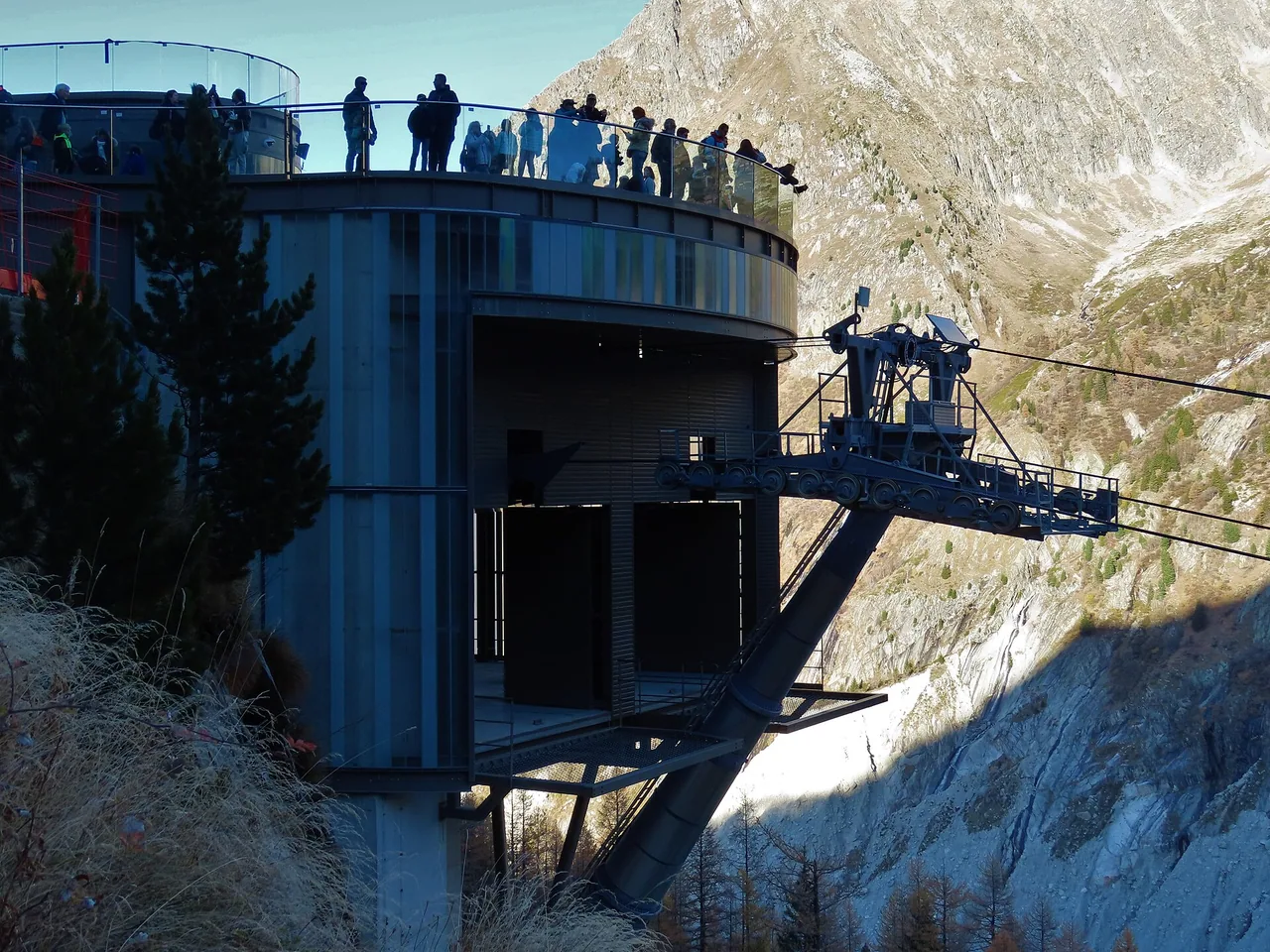 Télécabine de la Mer de Glace vue depuis le Montenvers