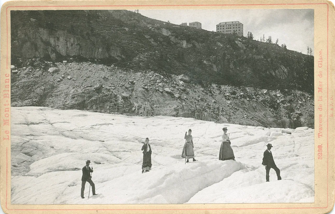 Visiteurs sur la Mer de Glace vers 1900 au Montenvers