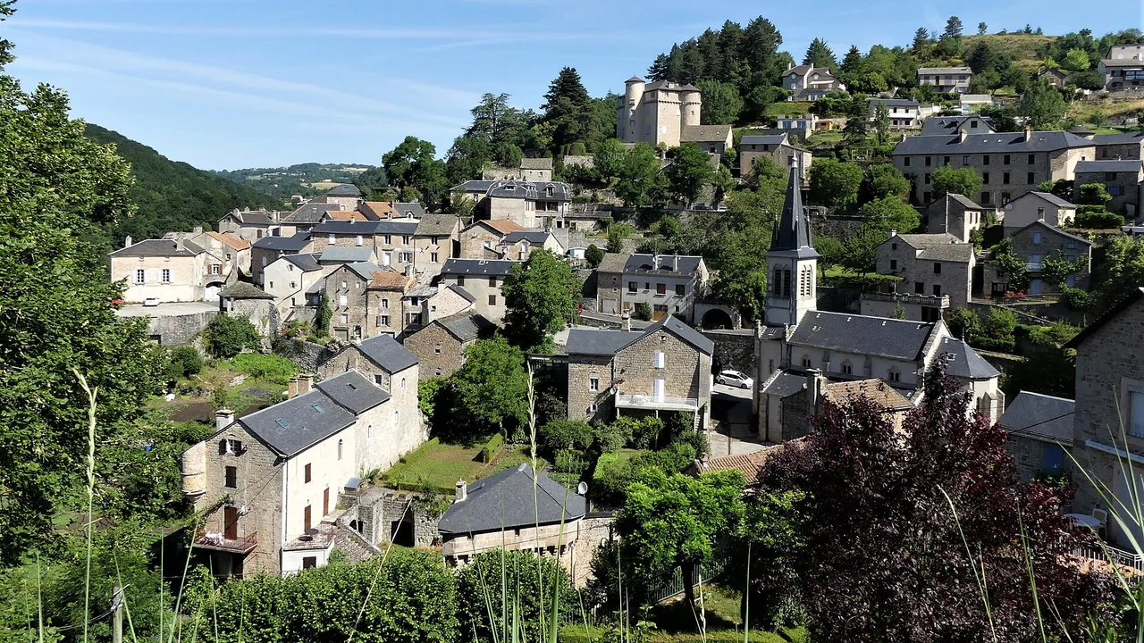 Le village de Saint-Léons en Aveyron où se trouve Micropolis