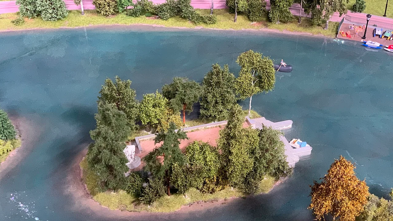 Décor miniature de l'île du Souvenir à Mini World Lyon