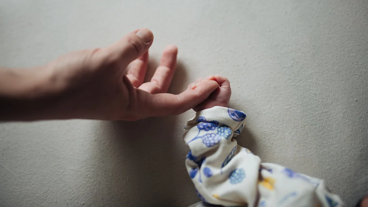Parent avec un jeune enfant dans un espace intérieur
