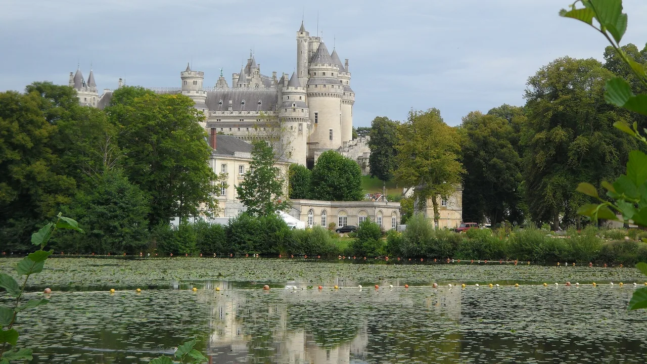 Château de Pierrefonds vu depuis le lac