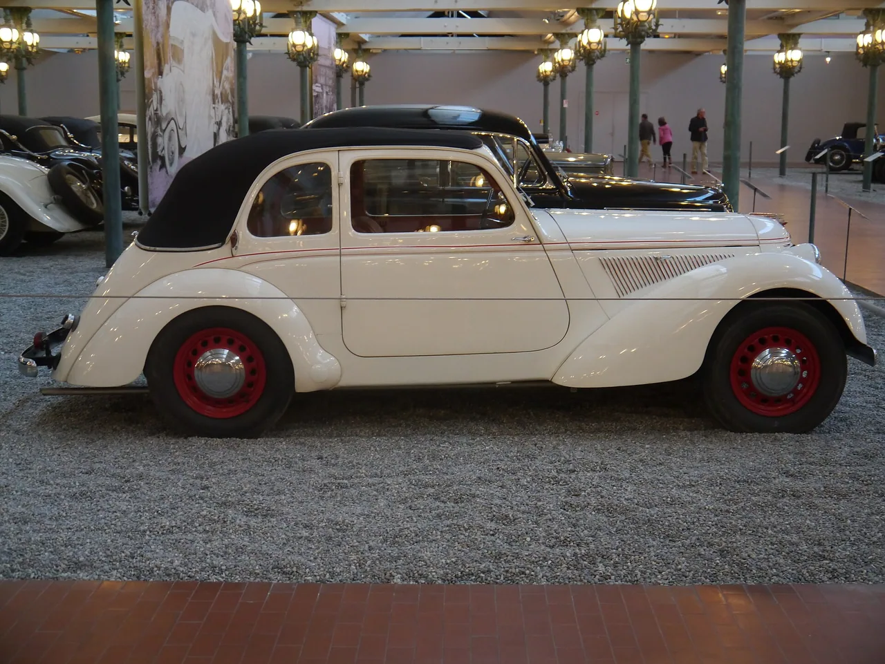 Voiture ancienne exposée à la Cité de l'Automobile de Mulhouse