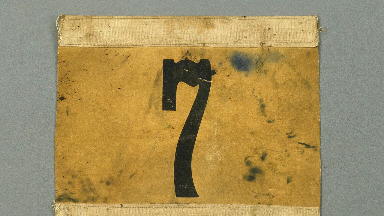 Dossard du Tour de France 1913 conservé dans les collections du Musée National du Sport