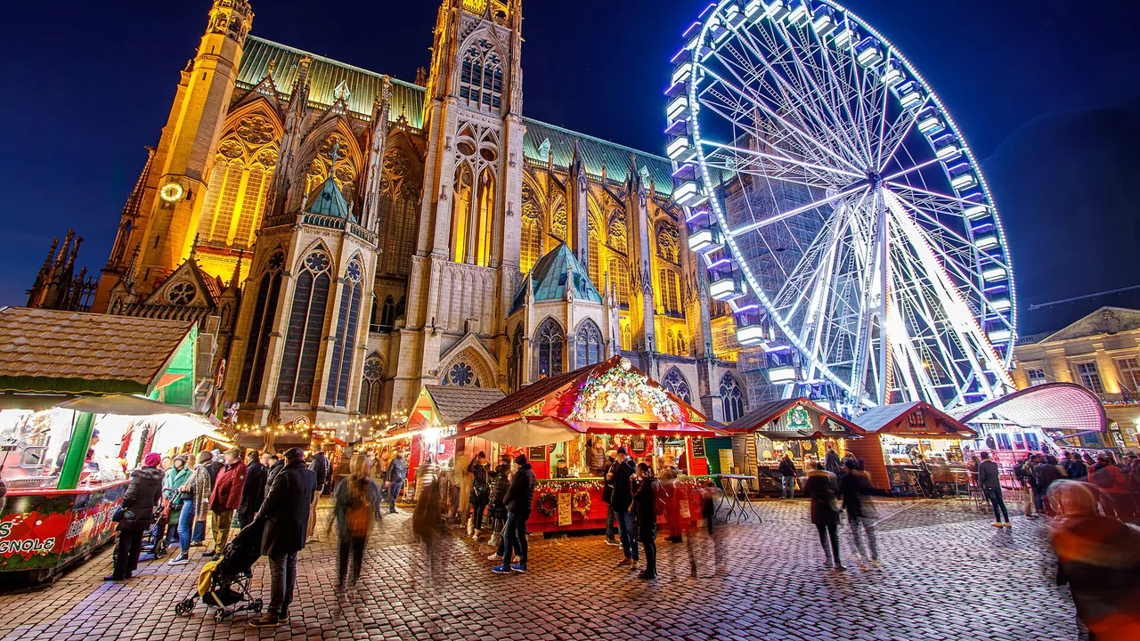 Marché de Noël et grande roue place d'Armes à Metz