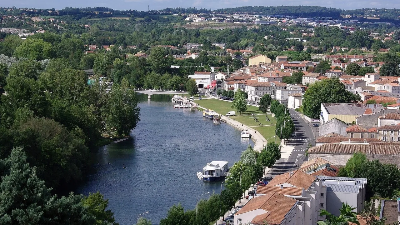 Vue sur le quartier de l'Houmeau et la Charente depuis les remparts d'Angoulême