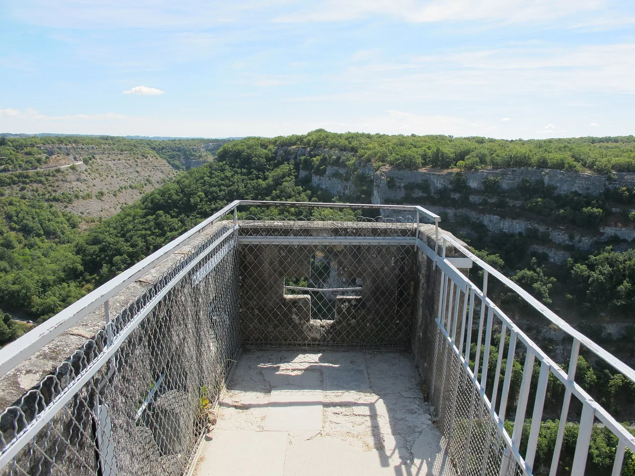Château de Rocamadour sur le plateau dominant la cité