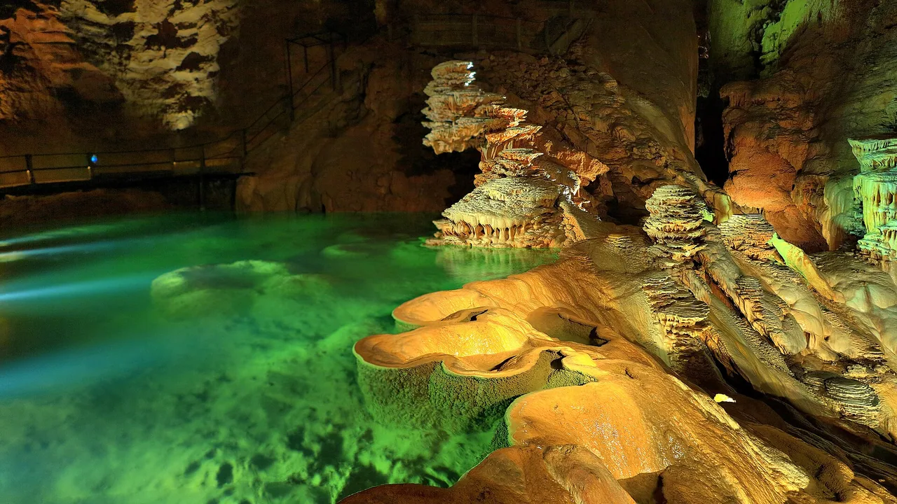 Formation rocheuse et lac souterrain dans le Gouffre de Padirac