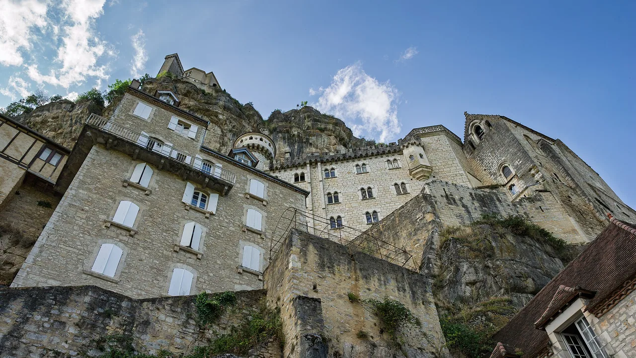 Vue de Rocamadour accroché à la falaise au-dessus de la vallée