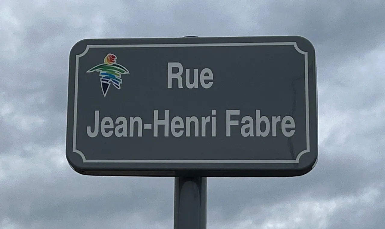 Panneau de la rue Jean-Henri-Fabre à proximité du Parc Spirou à Monteux