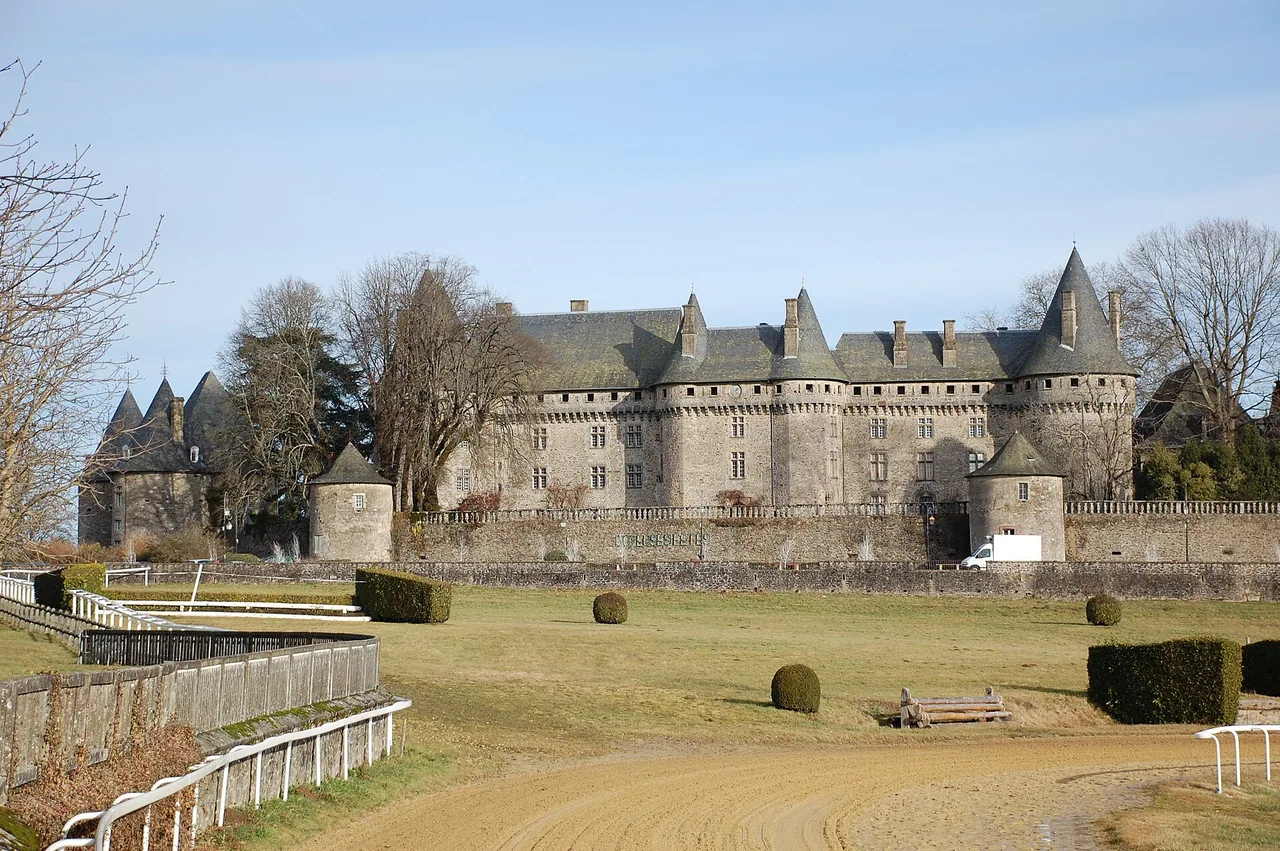 Château de Pompadour vu depuis l'hippodrome en Corrèze