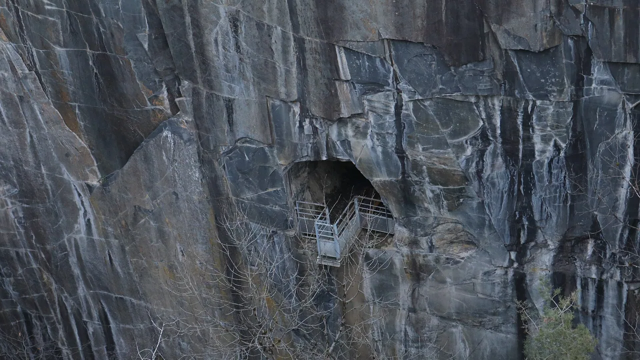 Falaises d'ardoise du site des Pans de Travassac en Corrèze