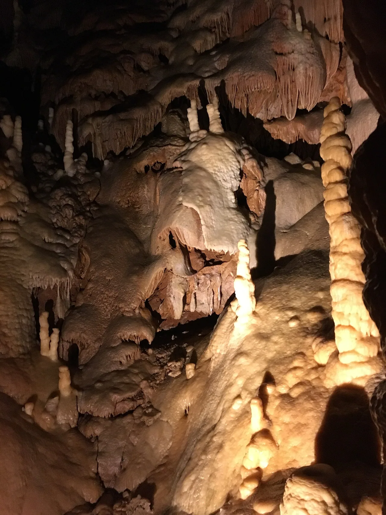 Stalagmites et stalactites dans la grotte de Dargilan en Lozère