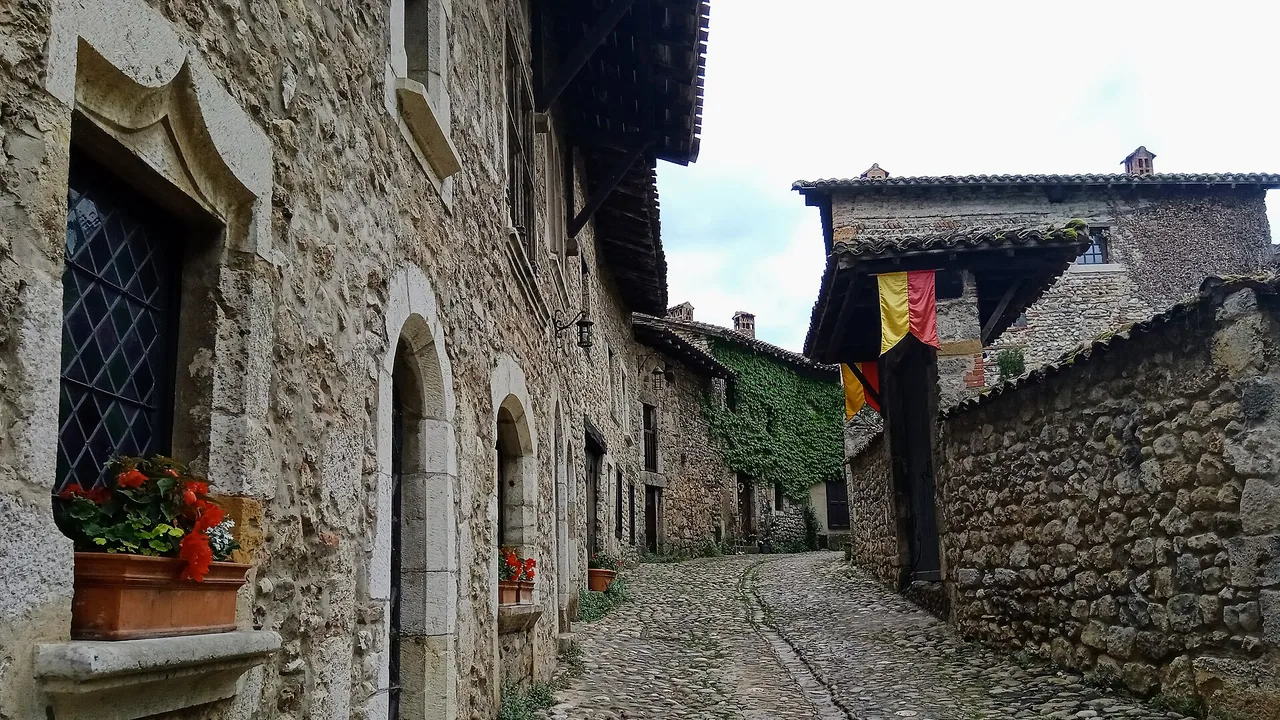 Rue pavée de la cité médiévale de Pérouges dans l'Ain