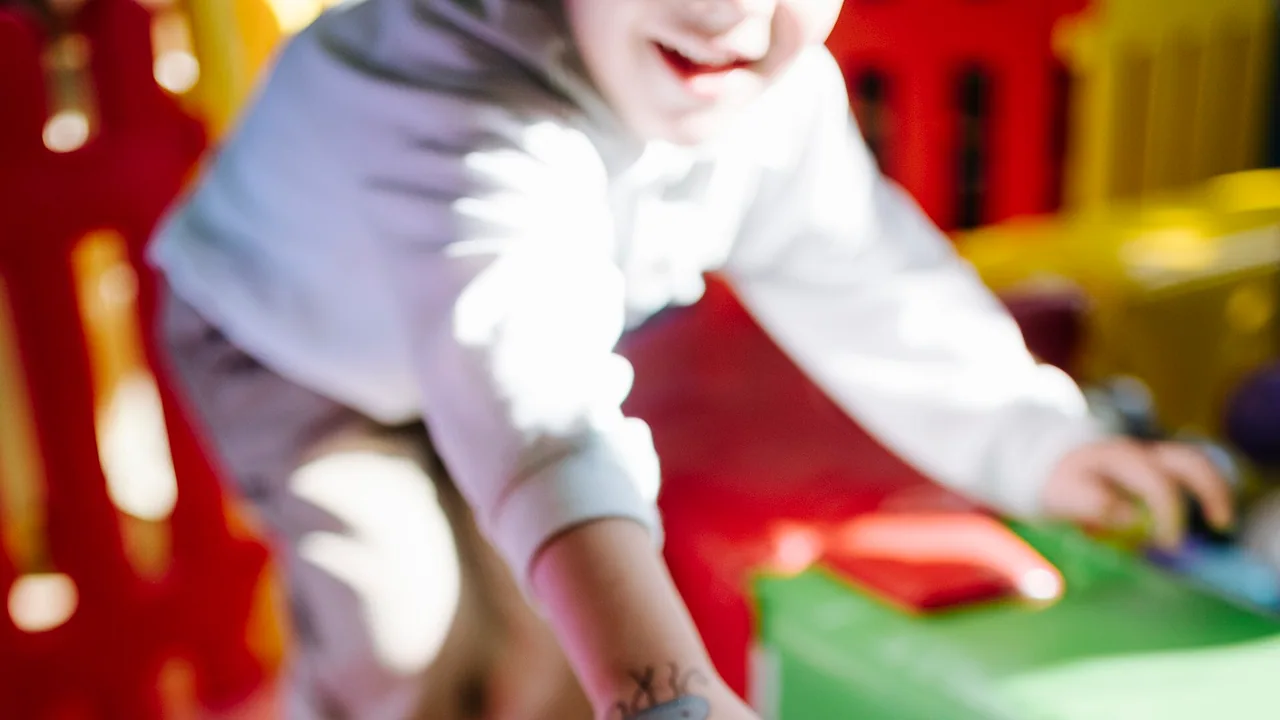 Jeunes enfants jouant ensemble dans un espace d'accueil collectif