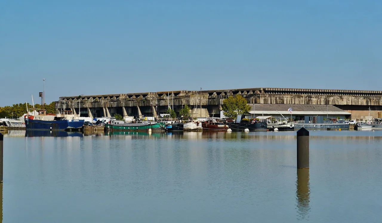 Vue extérieure de la base sous-marine de Bordeaux