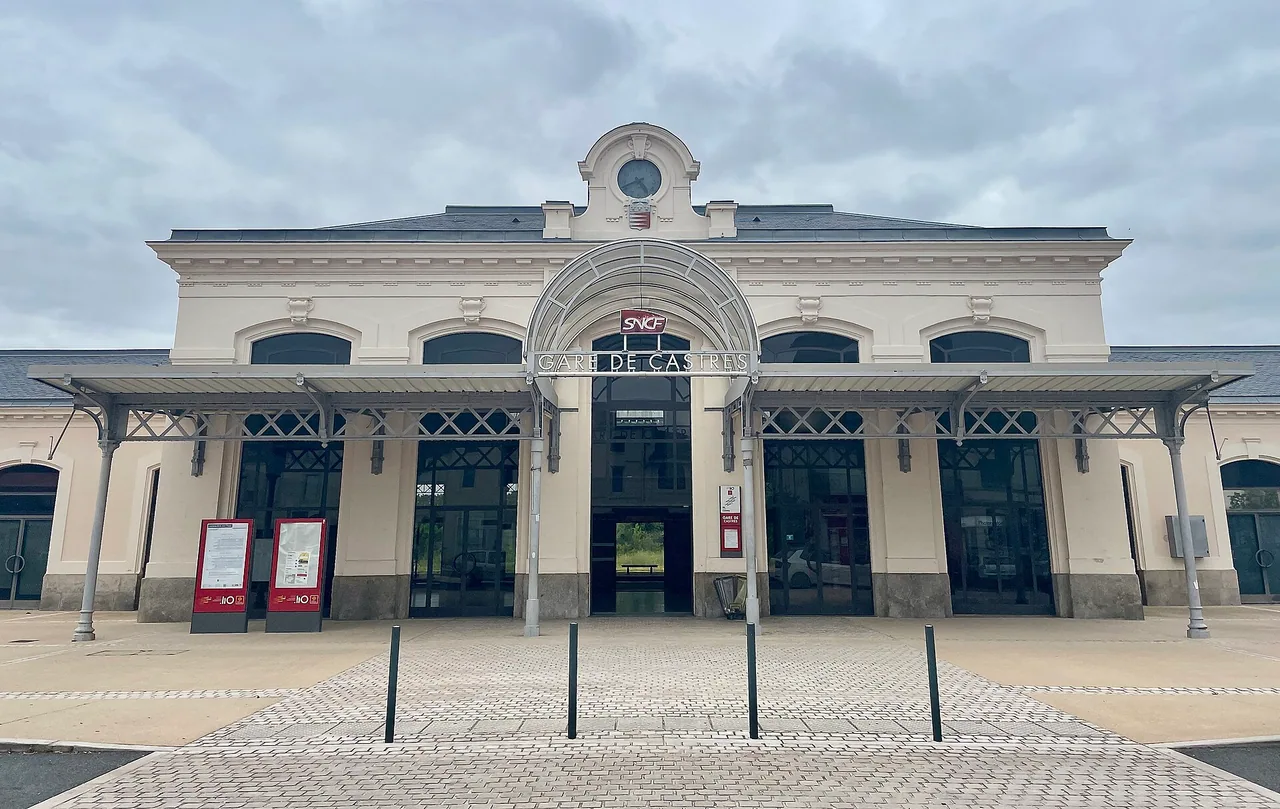 Le bâtiment voyageurs de la gare de Castres dans le Tarn