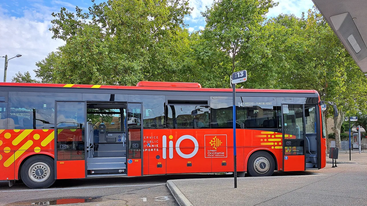 Un car liO Iveco Crossway à la gare routière de Nîmes