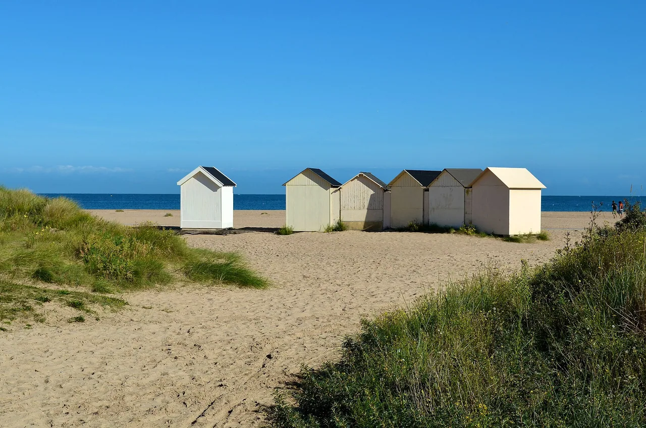Cabanons sur la plage d'Ouistreham sur la Côte de Nacre