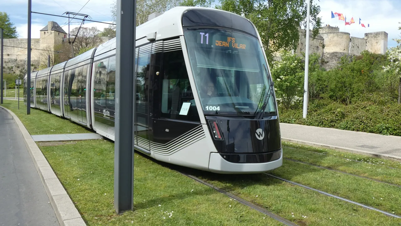 Tramway Twisto devant le château de Caen