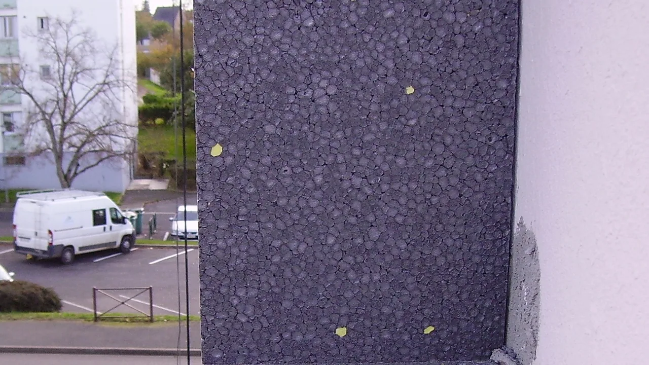 Panneaux d’isolation thermique extérieure posés sur la façade d’un immeuble d’habitation en rénovation
