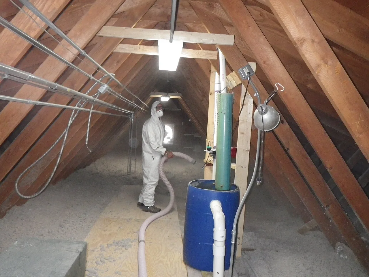 Pose d'une isolation en cellulose soufflée dans des combles