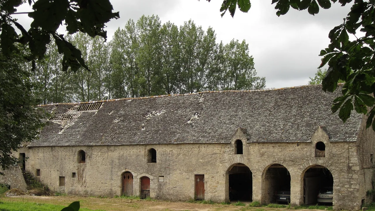 Bâtiment ancien en pierre de la Grande Maison de Bricquebosq dans la Manche
