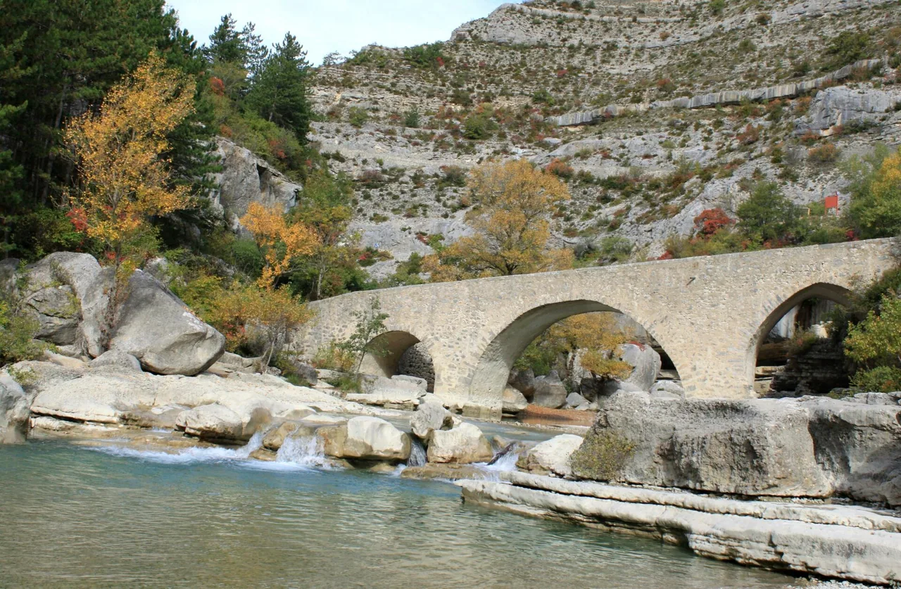 Pont médiéval de Châteauneuf-de-Chabre dans les gorges de la Méouge