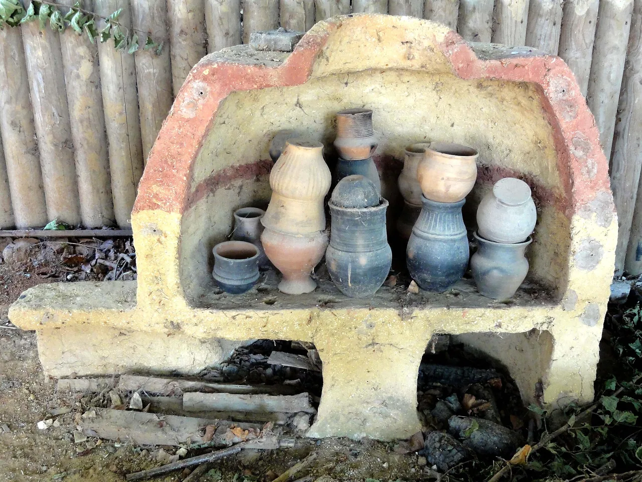 Atelier de poterie dans la zone des animations du parc Samara