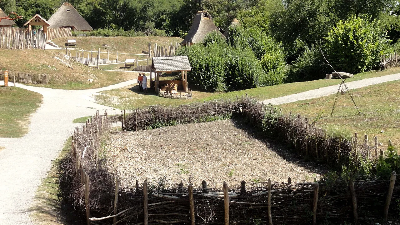 Maisons reconstituées dans le parc archéologique Samara dans la Somme