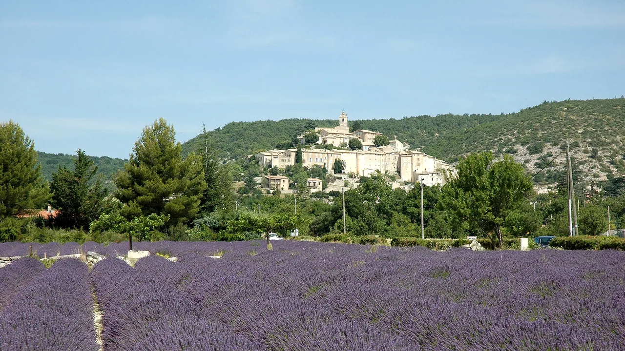 Vue du village de Banon dans les Alpes-de-Haute-Provence