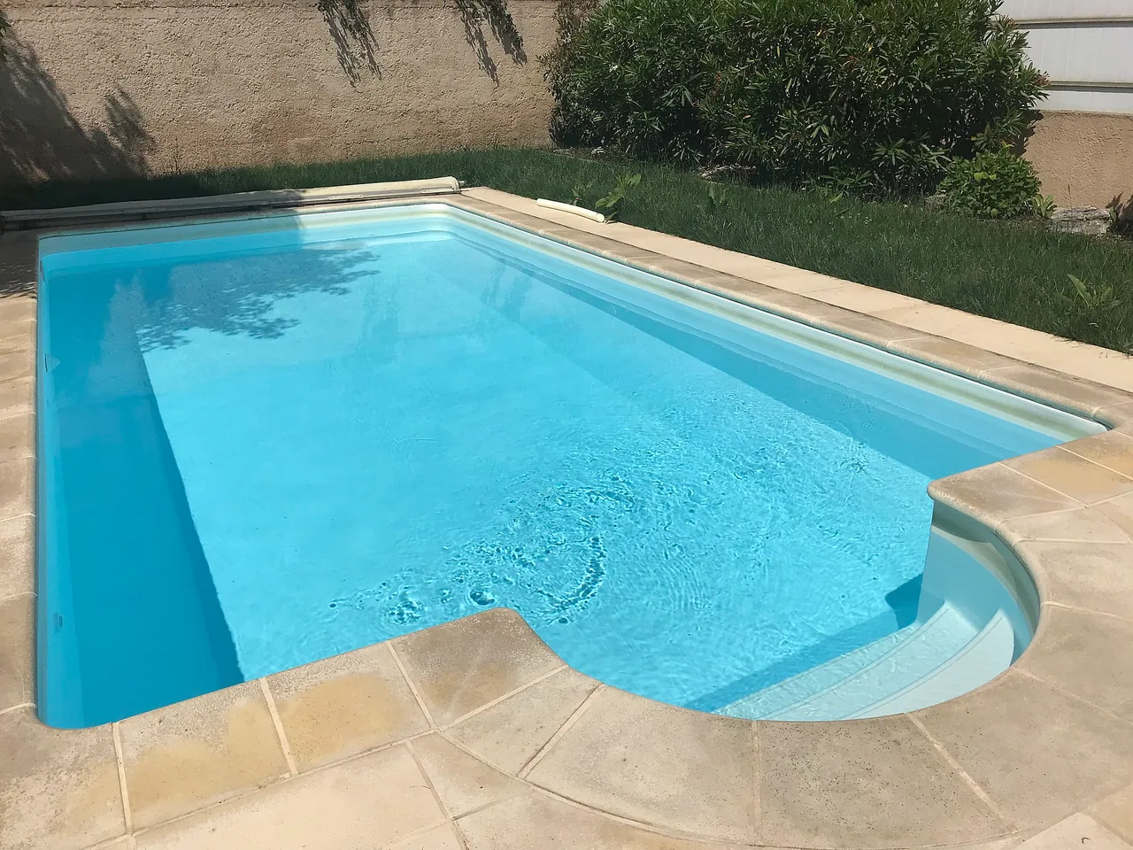 Piscine privée extérieure dans un jardin en France