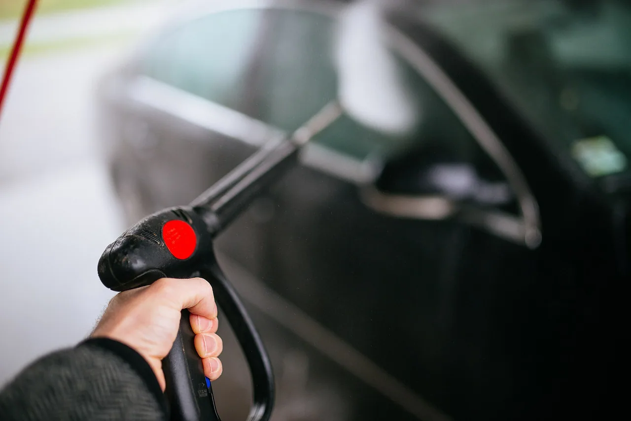 Lavage d'une voiture à l'aide d'un nettoyeur haute pression