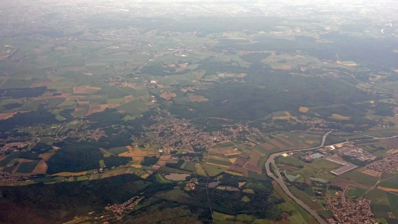Vue aérienne de Viarmes et des forêts voisines dans le Val-d'Oise