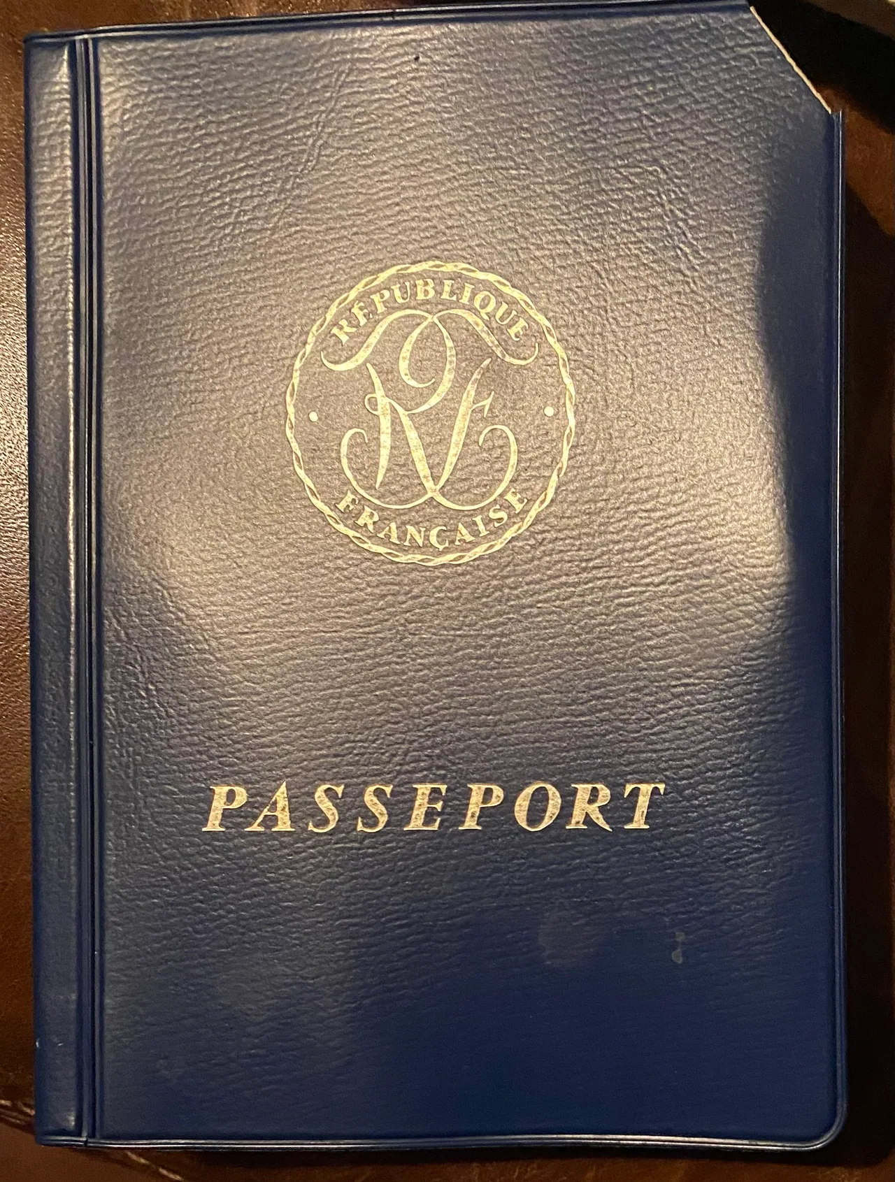 Passeport français utilisé parmi les documents nécessaires pour voyager à l'étranger